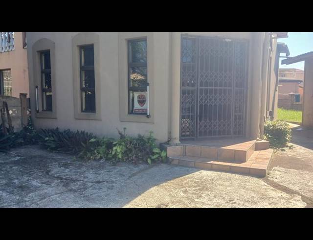 OFFICE PROPERTY TO RENT IN CROSSMOOR